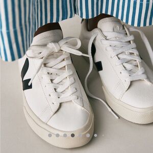 Veja Campo Black and White